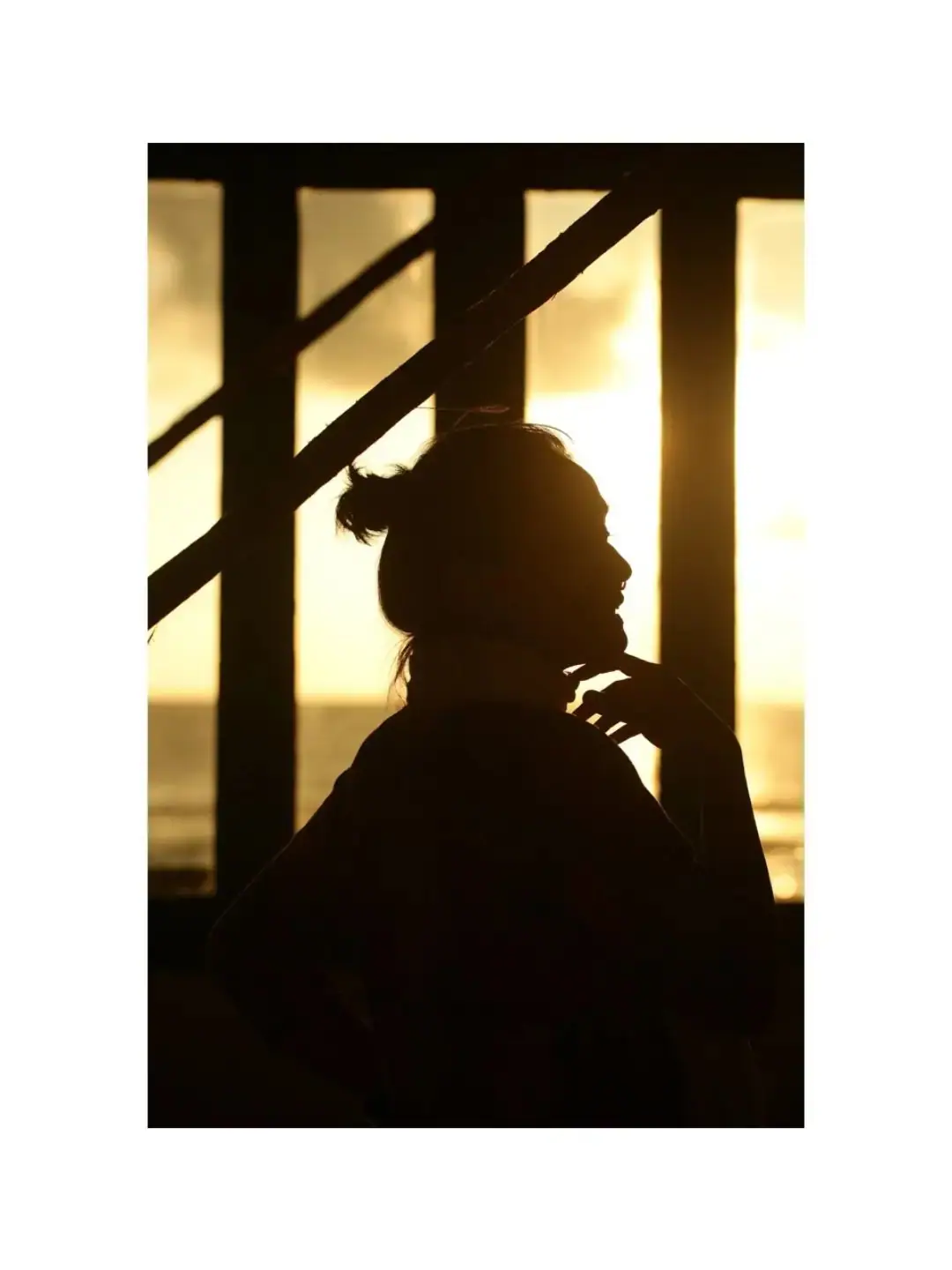 A silhouette against the fading light at ගැලරිය